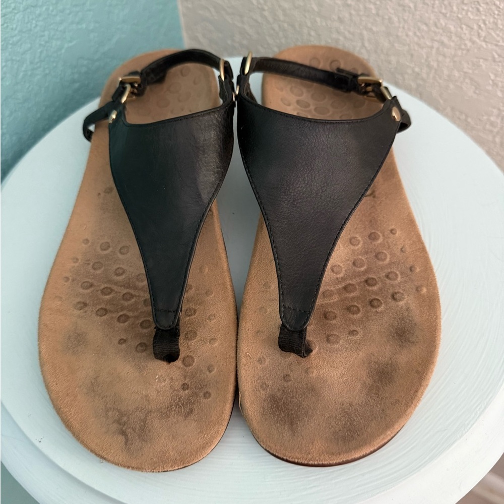 Vionic Black and Tan Sandals Classic Flip-Flop Design